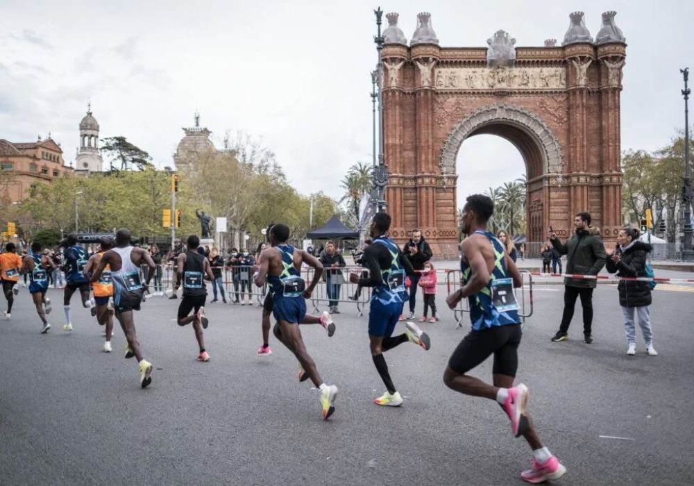 people running in barcelona marathon